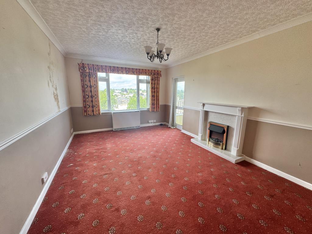Lot: 50 - SPACIOUS TWO-BEDROOM FLAT FOR INVESTMENT OR OCCUPATION - Living room